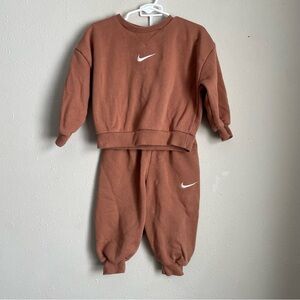 Nike Kids Center Swoosh Matching Set in Brown